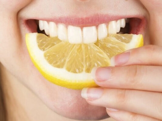 Sử dụng chanh để khắc phục răng ố vàng tại nhà